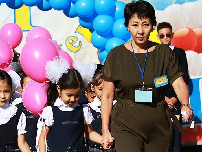 ەلوردا اكىمى مۇعالىمدەردىڭ باسپانا ماسەلەسى قالاي شەشىلەتىنىن ايتتى