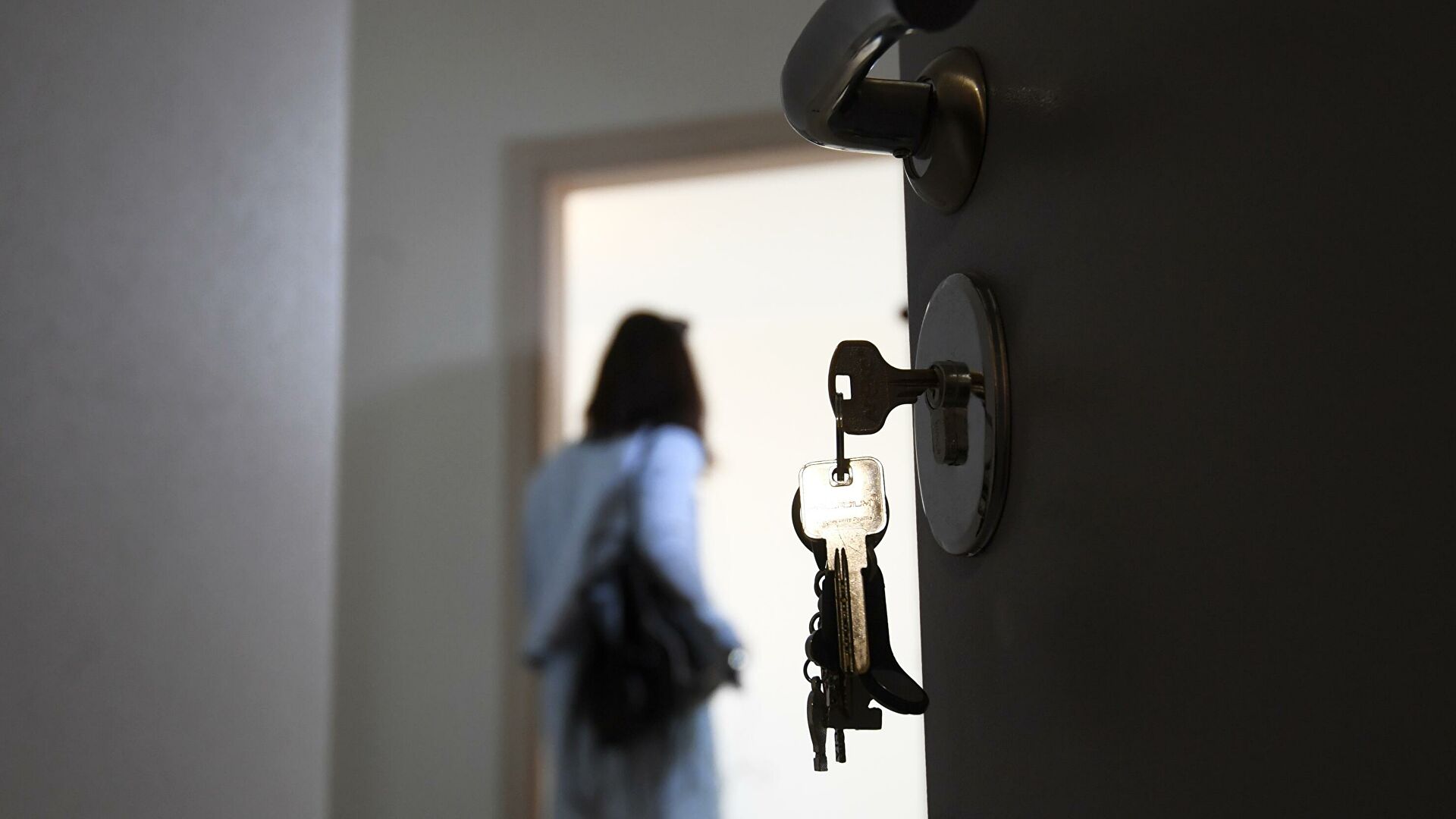 اتىراۋدا اناسى قىزدارىن جالدامالى پاتەرگە قاماپ كەتكەن