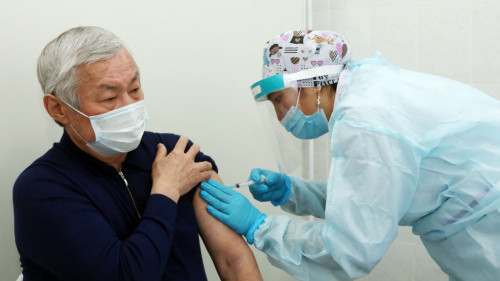 بەردىبەك ساپارباەۆ كوروناۆيرۋسقا قارسى وتاندىق ۆاكتسينا سالدىردى