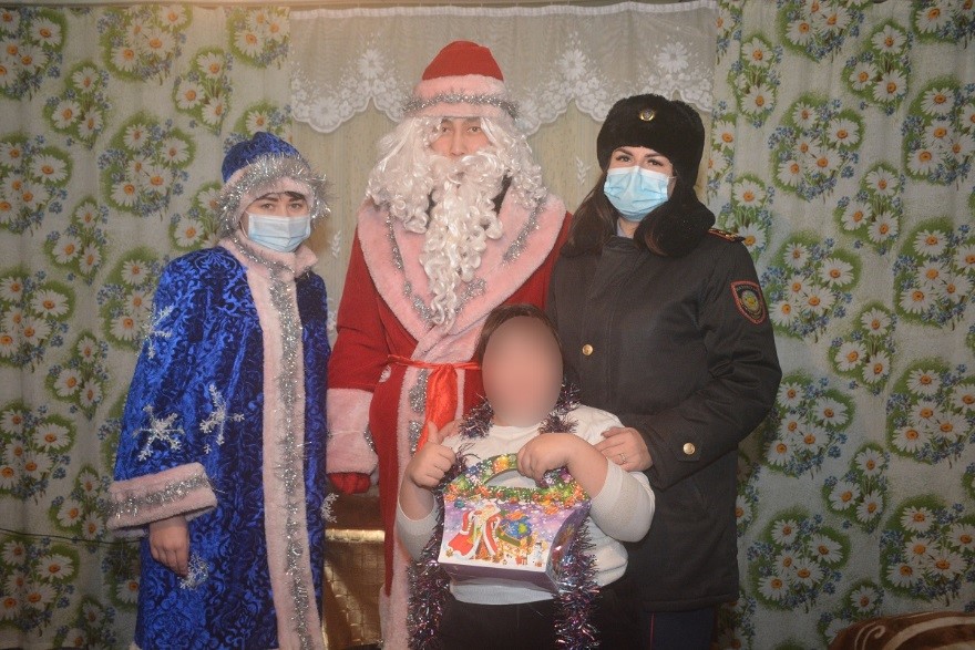 پوليتسيا مۇمكىندىگى شەكتەۋلى بالالارعا سىيلىقتار تابىستادى