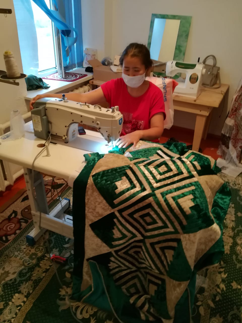 قازالىدا 925 تۇرعىن قايتارىمسىز گرانتقا قول جەتكىزدى