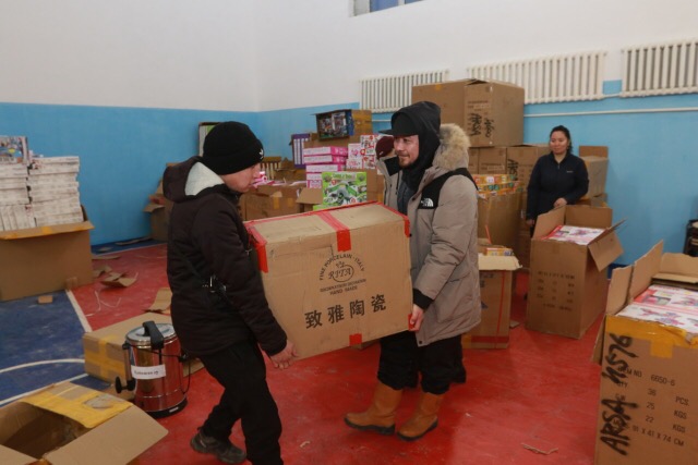 اتىراۋدا ۆولونتەرلەر جاڭاجىلدىق 7 مىڭ سىيلىق تاراتتى