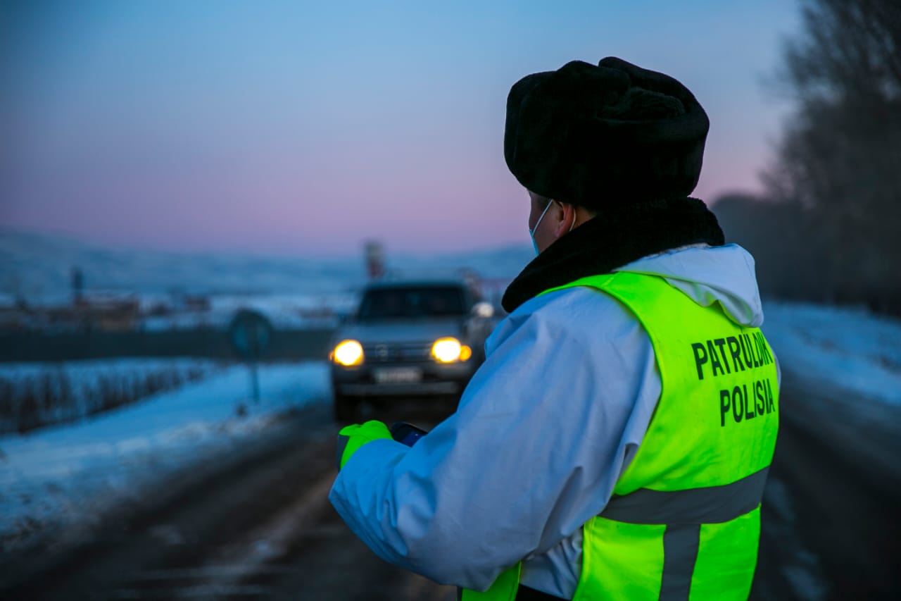 وننان استام ادامنىڭ اياق-قولى ۇسىگەن