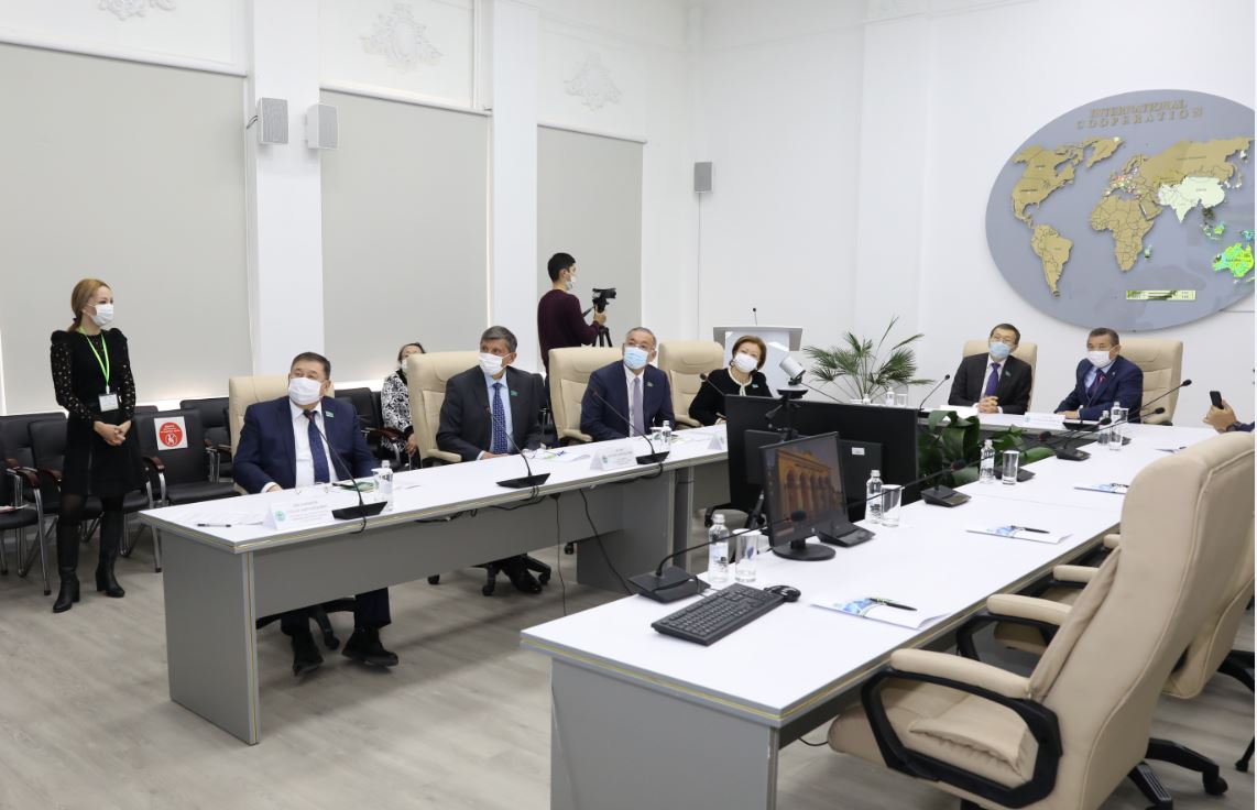 سەنات دەپۋتاتتارى اگرارلىق ۋنيۆەرسيتەتكە كەلدى