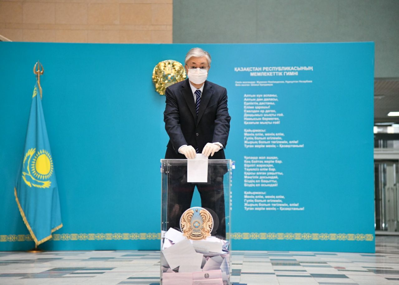 مەملەكەت باسشىسى پارلامەنت ءماجىلىسى مەن ءماسليحات دەپۋتاتتارىن سايلاۋدا داۋىس بەردى