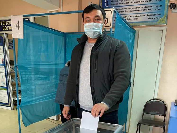 ۇلان رىسقۇل: ەل دامۋىنا ديۆاندا جاتىپ ەمەس, داۋىس بەرىپ ۇلەس قوسايىق