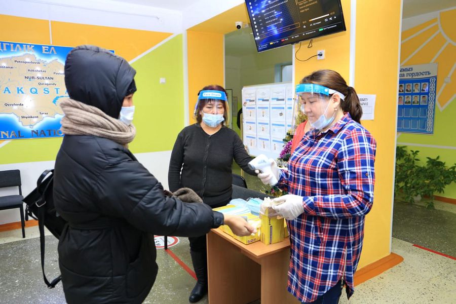 ەڭ جاس سايلاۋشىعا سىيلىق تاپسىردى