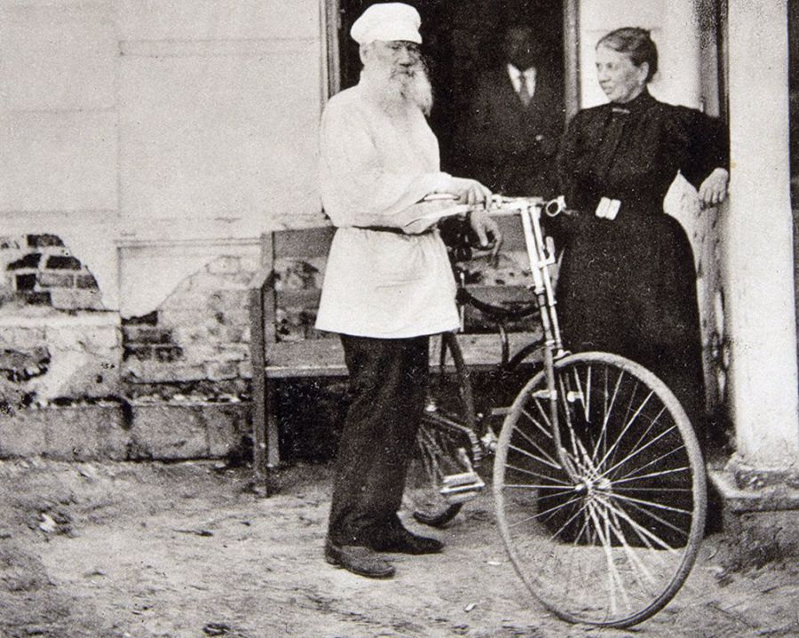 فۋتبولشى اۋەزوۆ, ۆەلوشاباندوز تولستوي...