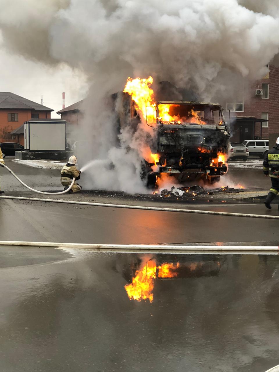 اتىراۋدا تۇرعىن ءۇي جانىندا «كاماز» ورتەندى