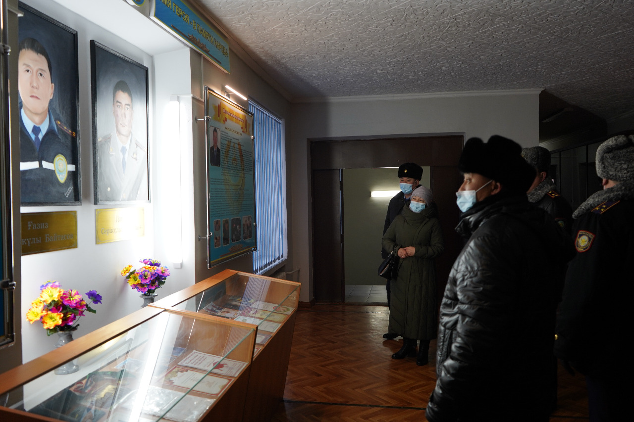 قىزمەت بارىسىندا قازا تاپقان پوليتسەيلەردى ەسكە الۋ جيىنى ءوتتى