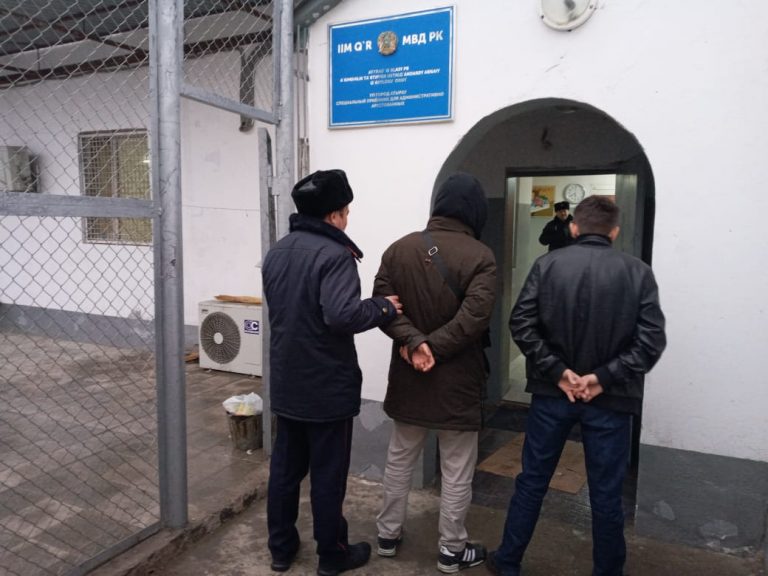 اتىراۋدا تۇرمەگە تەلەفون وتكىزبەك بولعاندار قامالدى