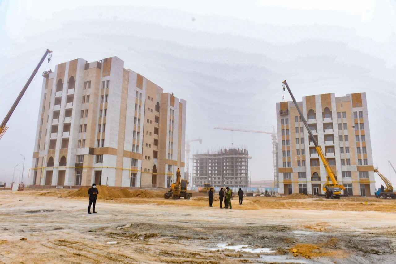 اتىراۋداعى اۋدان ورتالىعىندا كوپ قاباتتى ۇيلەر بوي كوتەرەدى