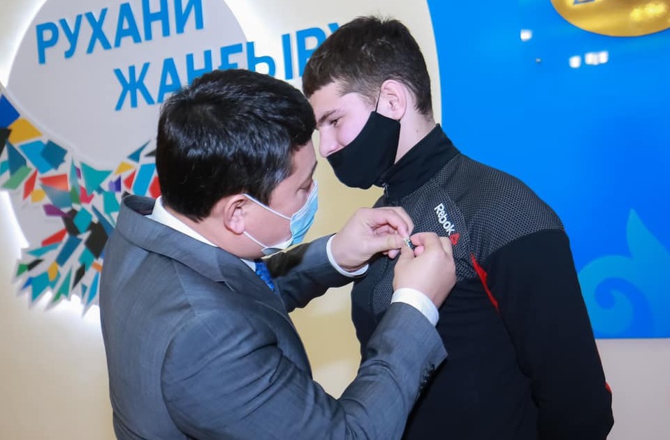 قاريانىڭ ءومىرىن قۇتقارعان ستۋدەنت ماراپاتتالدى