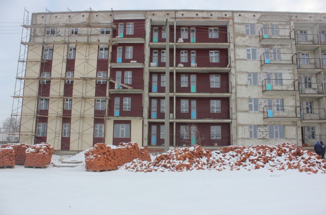 ەمبى قالاسىندا يەسىز ۇيلەر قايتا جوندەلىپ, كەزەكتە تۇرعاندارعا بەرىلەدى