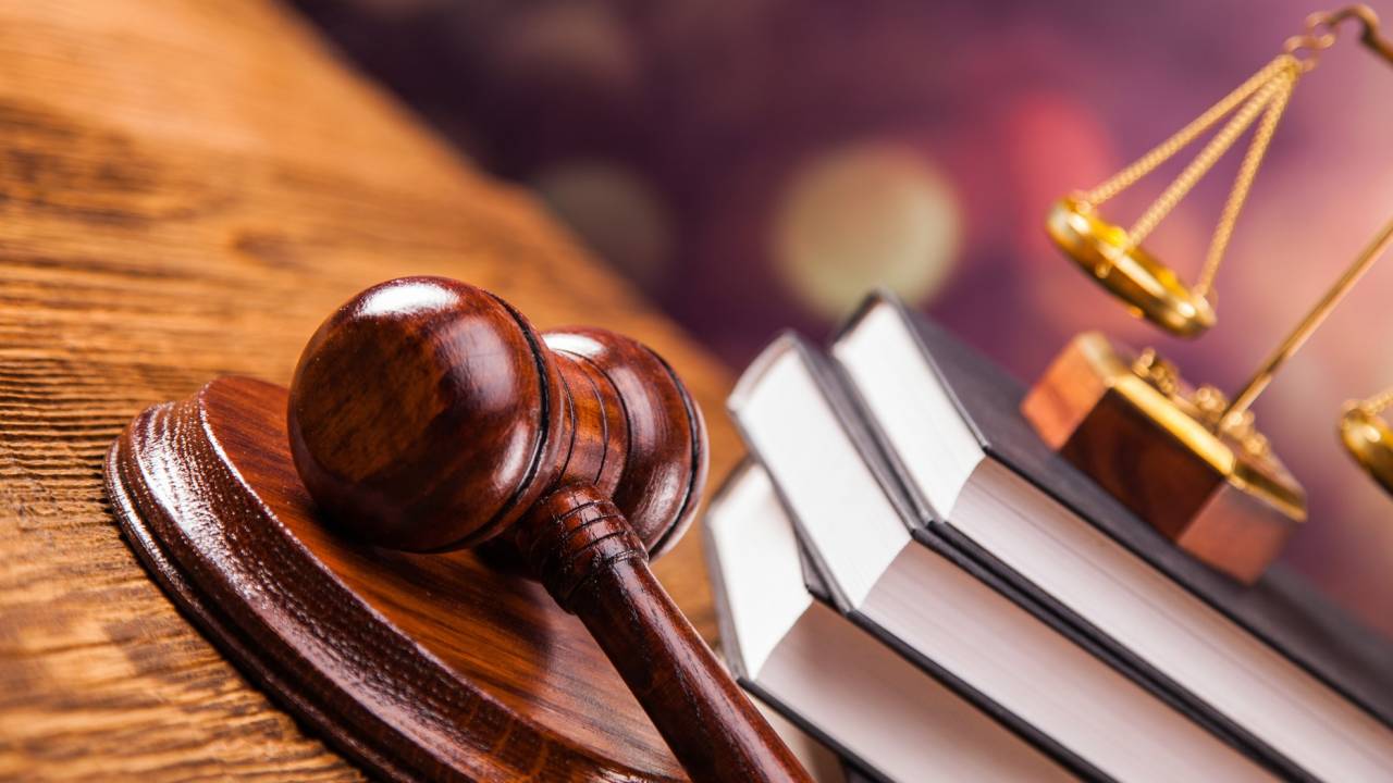 پاكەتكە وراپ ولتىرگەن: نارەستەسىن دارەتحاناعا تاستاعان جاس اناعا سوت ۇكىمى شىقتى