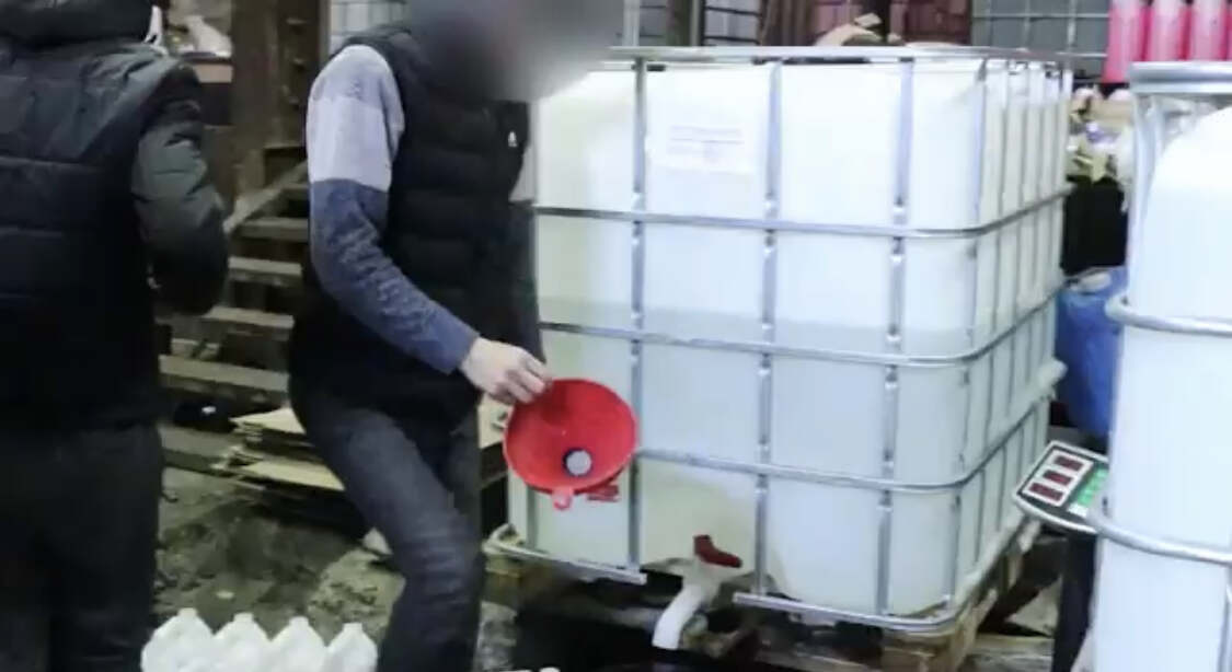 شىمكەنتتەگى بازارلاردىڭ بىرىندە كونتراباندالىق سۇيىقتىق ونىمدەرىن ساقتاعان قويما انىقتالدى