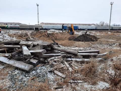 اتىراۋدا مۇناي ونىمدەرىمەن لاستانعان اۋماق تازارتىلىپ جاتىر