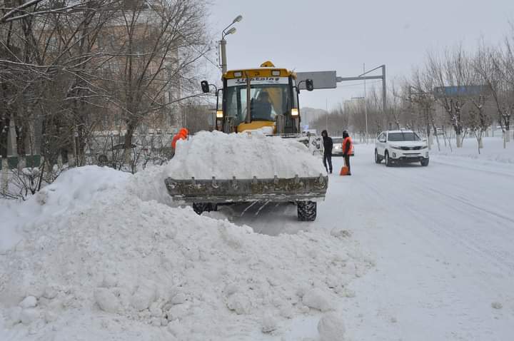 اتىراۋ كوشەلەرىن قاردان تازارتىپ جاتىر