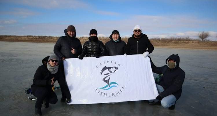 اتىراۋ جاستارى مۇز ۇستىندە بيلەدى