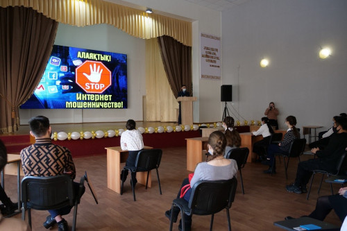 ينتەرنەت-الاياقتار وزگەنى قويىپ, ستۋدەنتتەردىڭ قالتاسىنا تۇسە باستاعان