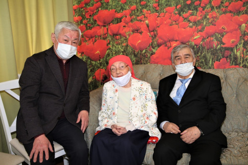 اكىم اقىنعا قۇرمەت كورسەتتى