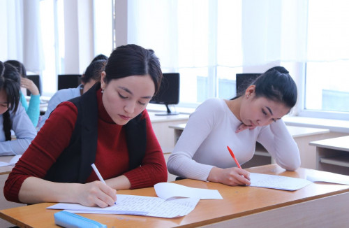 الماتىدا اعىلشىن تىلىنەن وتكەن ءبىلىم سايىسى مارەگە جەتتى