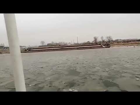 اتىراۋدا جايىق وزەنىنىڭ مۇزىن جارىپ جاتىر