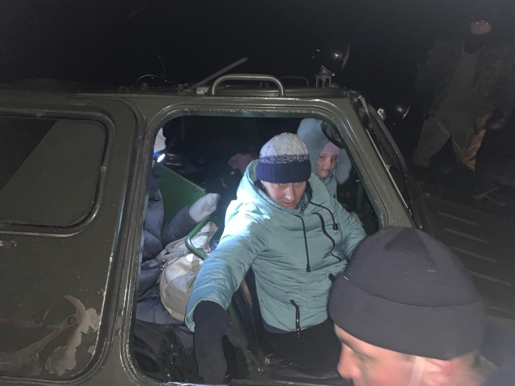 قار قۇرساۋىندا قالعان 4 ادام ەۆاكۋاتسيالاندى