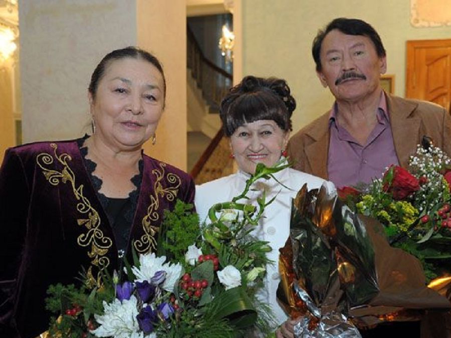 «قىز جىبەكتە» «گاككۋدى» شىرقاعان ءانشى ءمۇنيرا يجانوۆا جايلى نە بىلەمىز؟