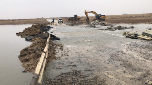 اتىراۋدا ارناسىنان اسقان وزەن سۋى كوپىردى  بۇزىپ كەتتى