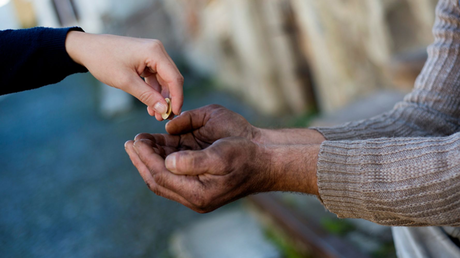 اتىراۋدا 50-دەن استام ادام قايىرشىلىقپەن اينالىسقان