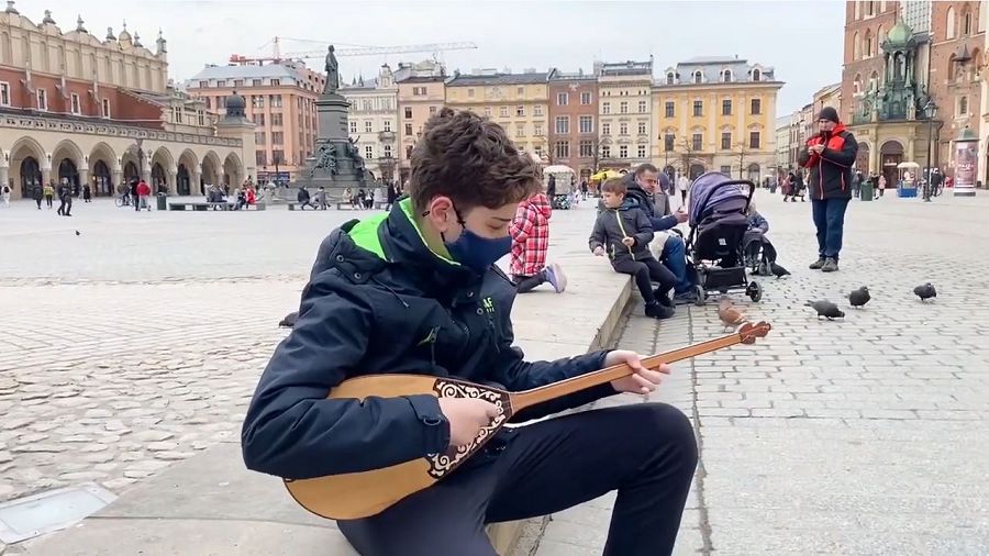 دومبىرا شەرتەتىن شەتەلدىك