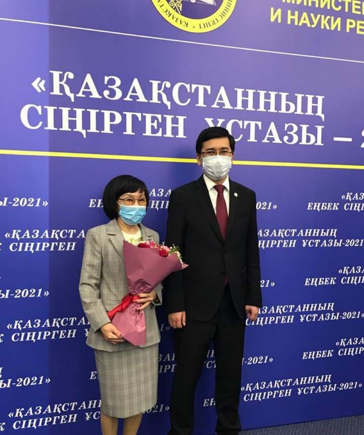 اتىراۋلىق اۋىل مۇعالىمى «قازاقستاننىڭ ەڭبەك سىڭىرگەن ۇستازى» اتاندى