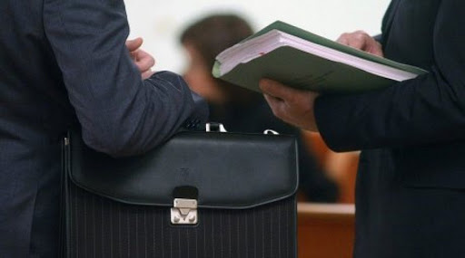 ادال مەملەكەتتىك قىزمەتشىگە كىم اراشا تۇسەدى؟