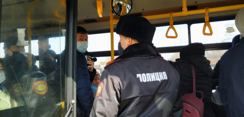 اۆتوبۋس جۇرگىزۋشىلەرى ماسكاسىز جولاۋشىلاردى كولىكتەن ءتۇسىرىپ كەتە الادى