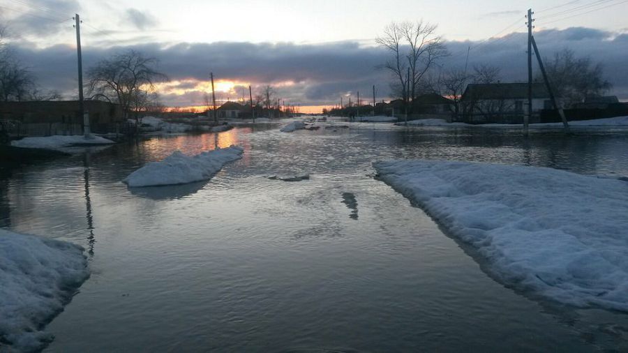 كىرپىك قاقپاي باقىلاپ وتىر