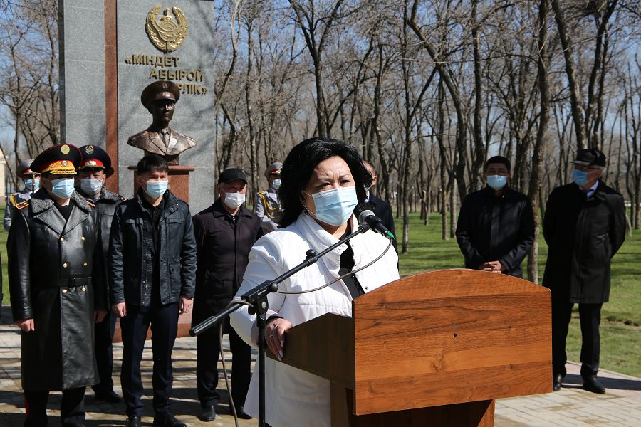 عازيز بايتاسوۆ ەسكەرتكىشى اشىلدى