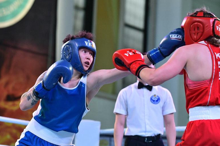 ەكى ارۋىمىز فينالدا, ۇشەۋى قولا مەدالدى قاناعات تۇتتى