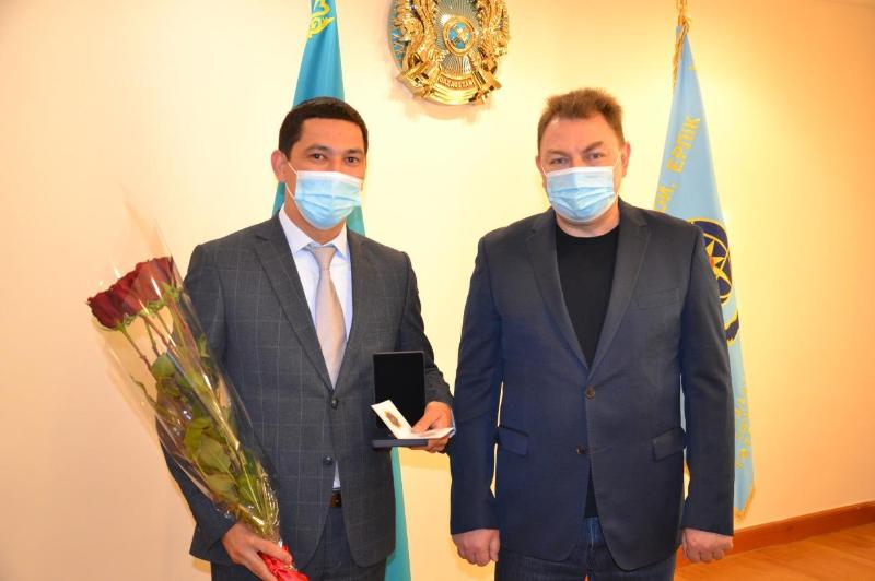 توتەنشە جاعدايلار ءمينيسترى بالانى ءتىلسىز جاۋدان قۇتقارعان جىگىتتى ماراپاتتادى