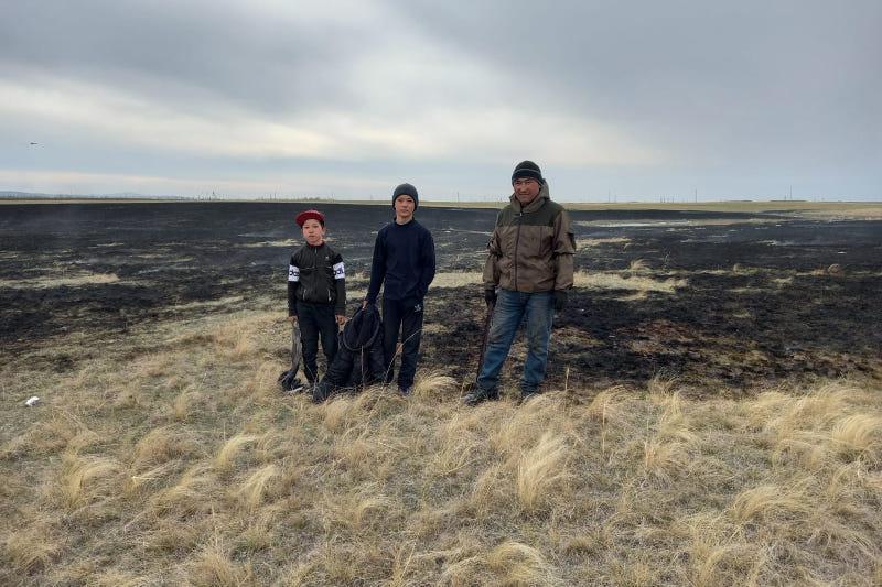 اقمولا وبلىسىندا قويشى ۇلدارىمەن بىرگە دالا ءورتىن ءسوندىردى