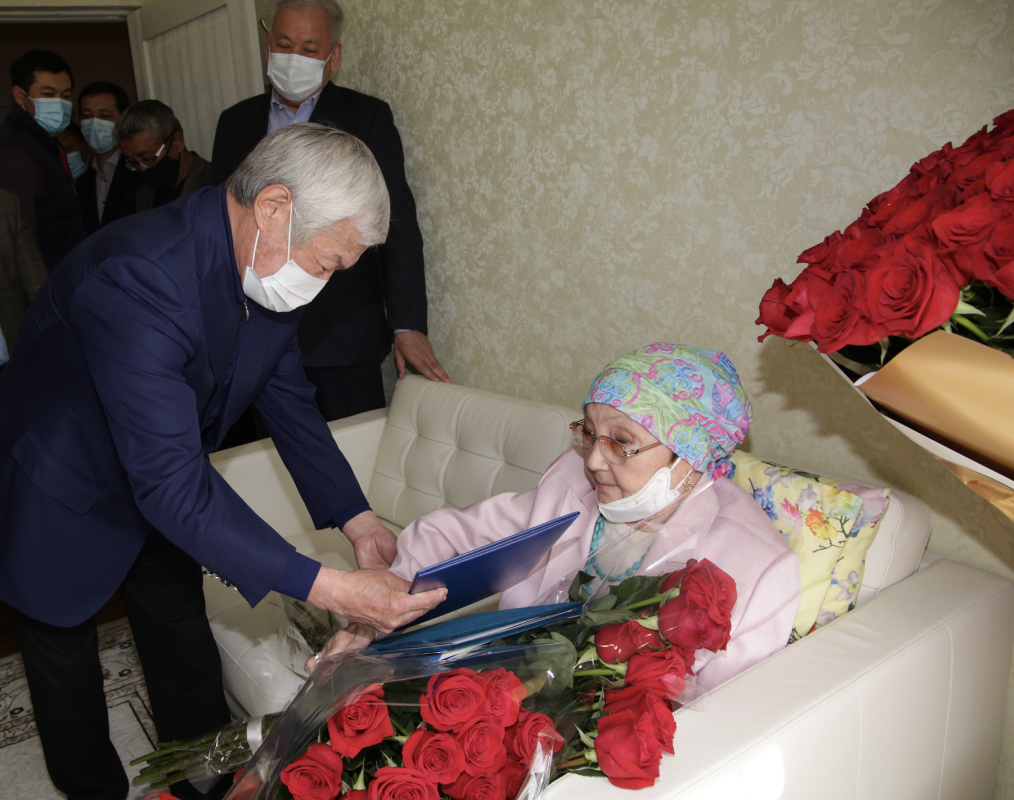 كورنەكتى اقىن كۇلاش احمەتوۆا 75 جاسقا تولدى