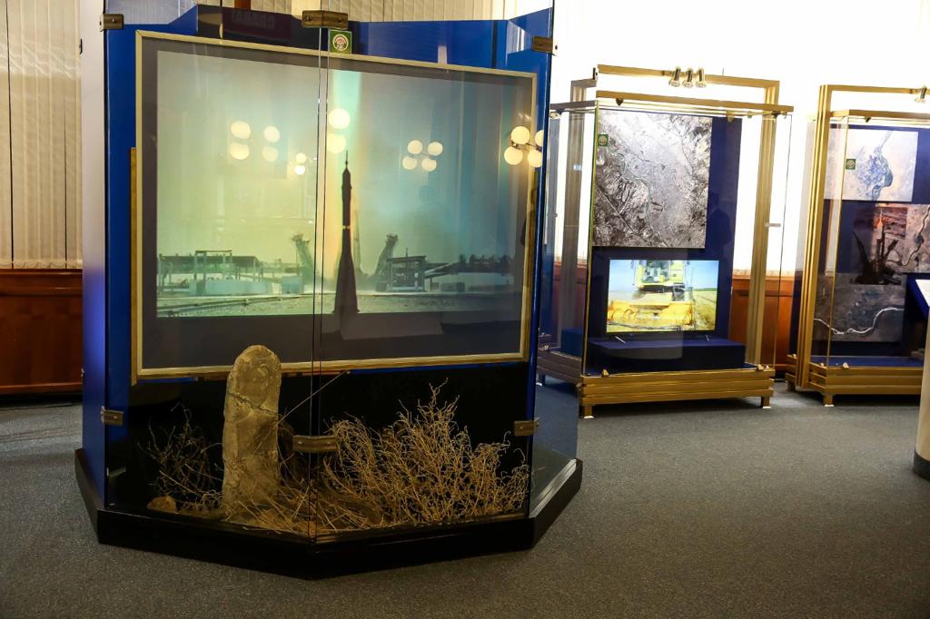 ادامعا تابىن, جەر, ەندى!