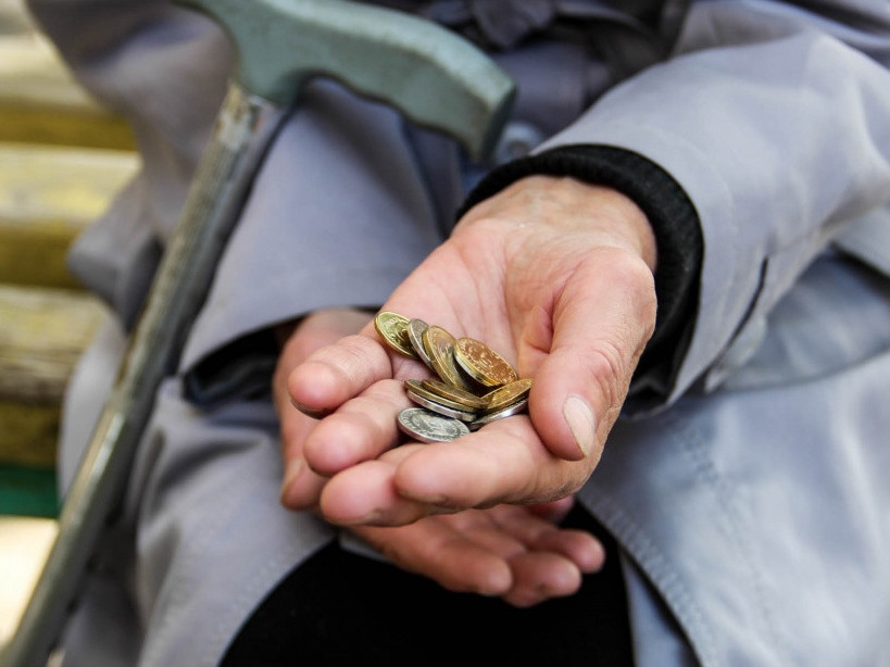 ورالدا نەمەرەسى ءوز اجەسىن توناعان