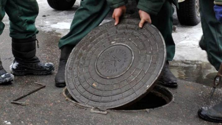 كارىز قاقپاقتارىن ۇرلاعان تاكسي جۇرگىزۋشىسى ۇستالدى