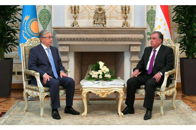 پرەزيدەنت ەمومالي راحمونمەن تابىستى كەلىسسوز جۇرگىزگەنىن مالىمدەدى