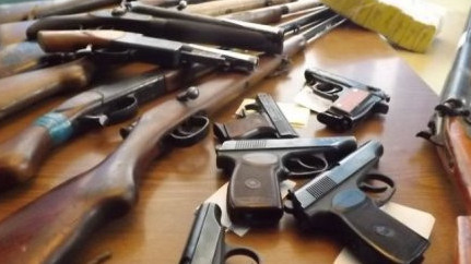 اتىراۋلىق تۇرعىن اتاسىنىڭ ەسكى قارۋىن پوليتسياعا تاپسىردى