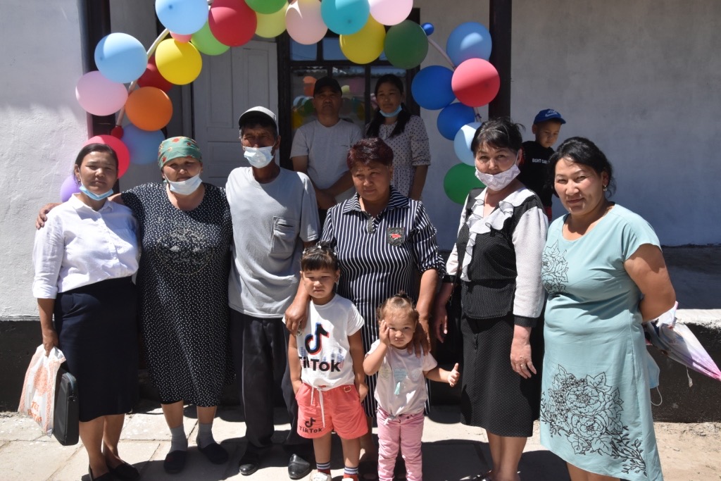 بايزاق اۋدانىنىڭ تۇلەكتەرى  تۇرمىسى تومەن وتباسىنا ءۇي سالىپ بەردى