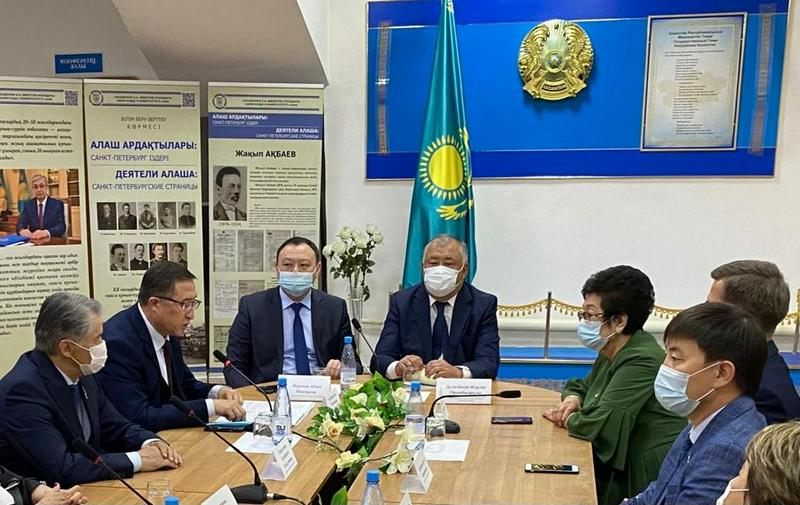 قاراعاندىدا كارلاگ زەرتتەۋشىسى قۇندى قۇجاتتاردى مەملەكەتتىك مۇراعاتقا تاپسىردى