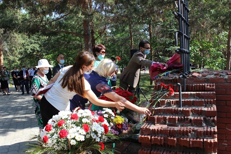 قوستانايدا ساياسي قۋعىن-سۇرگىن قۇرباندارىن ەسكە الۋ ميتينگىسى ءوتتى