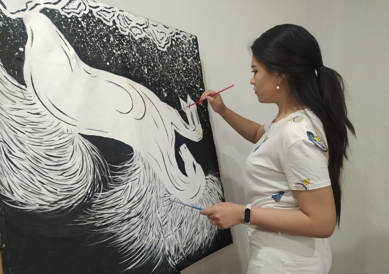 سۋرەتتى تەرىس سالاتىن قىز